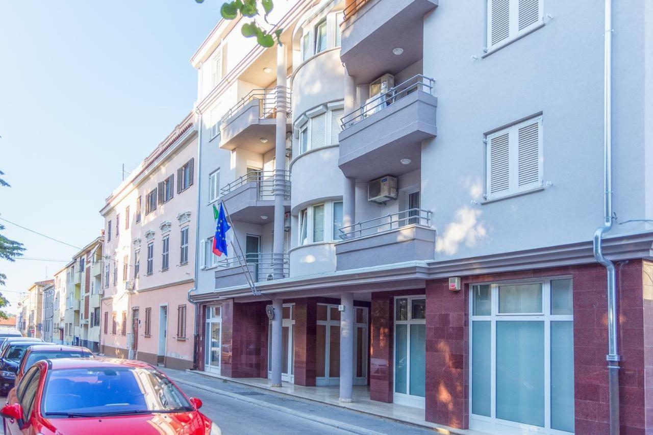 Sunny Corner In City Center With Free Parking Leilighet PUY Eksteriør bilde